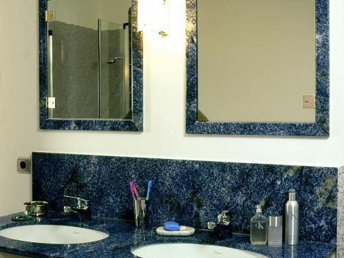 Elegante Waschbecken aus exotischem, blauem Azul-Bahia-Granit, der dem Badezimmer eine luxuriöse und lebendige Atmosphäre verleiht. Die Einlage zeichnet sich durch ihre leuchtende blaue Farbe mit natürlichen Maserungen aus, die sowohl Eleganz als auch Einzigartigkeit betonen.
