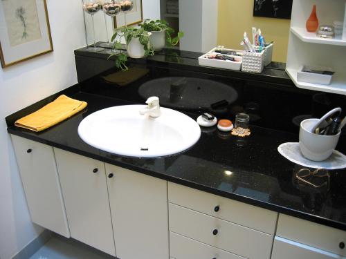 Modernes Waschbecken aufsatz aus Galaxy Black Granit, gekennzeichnet durch seine tief schwarze Farbe mit funkelnden silbernen und goldenen Adern, die einen Hauch von Luxus und Eleganz im Badezimmer schaffen. Der Waschtischaufsatz verleiht dem Raum eine zeitgemäße Ästhetik und wird zum Blickfang in jedem stilvollen Badezimmer.
