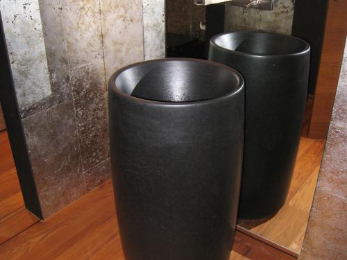 Elegantes freistehendes Waschbecken aus Nero Assoluto Granit, der durch seine tief schwarze Farbe und glatte Oberfläche eine markante Präsenz im Badezimmer schafft. Dieser Waschtisch verkörpert eine moderne Ästhetik und verleiht dem Raum einen Hauch von zeitloser Eleganz und Raffinesse.